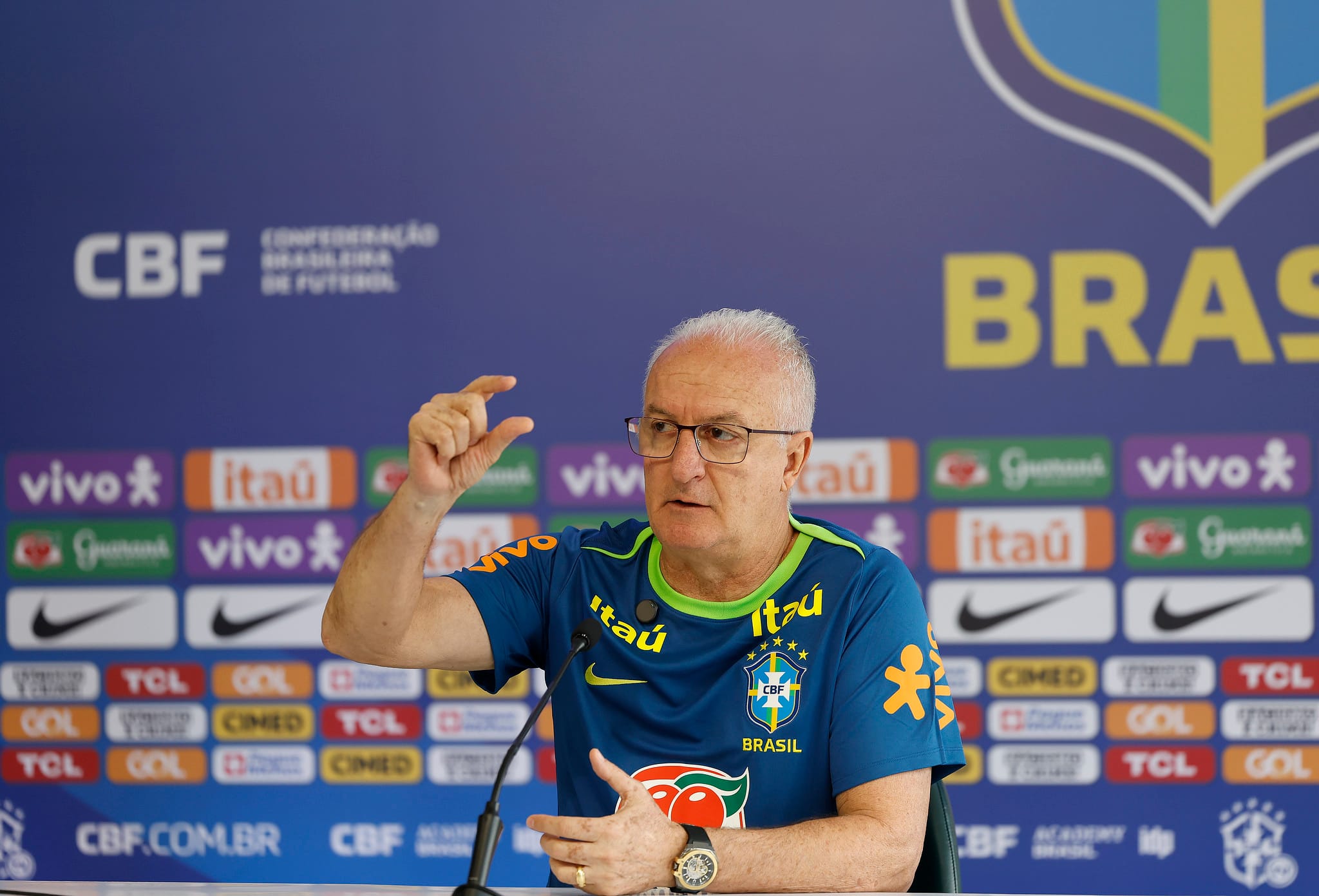 Dorival Júnior define escalação da seleção brasileira contra o Chile; confira
