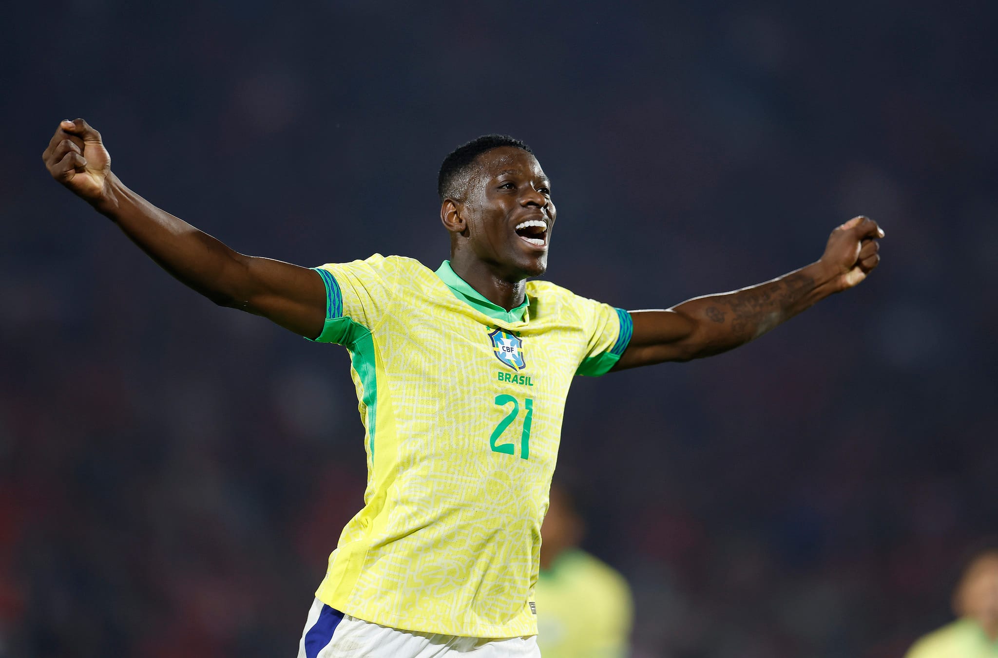 Brasil vira sobre o Chile com gol no fim e fecha turno das Eliminatórias em 4º lugar